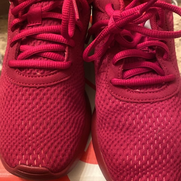 Nike Red Burgundy Tennis Shoes unique color - Picture 3 of 6